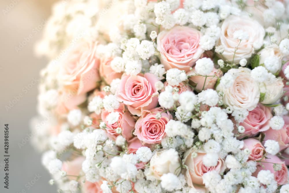 Zblizenie na bukiet slubny z roznymi odcieniami pudrowego rozu.